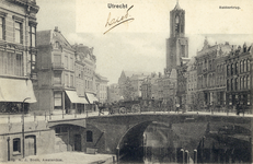 4690 Gezicht op de Oudegracht Weerdzijde te Utrecht met op de voorgrond de Bakkerbrug en op de achtergrond de Domtoren.